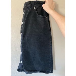 Size 8 h&m denim black button up skirt! ❤️